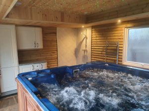 Kingsley Glamping pods hot tub image